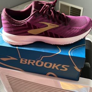 Brooks athletic shoes 9.5 womens !